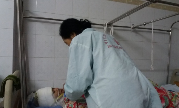 Vụ tạt axit vợ cũ tại Hà Nội: 'Không muốn anh ấy đi tù, con tha thứ' ảnh 1