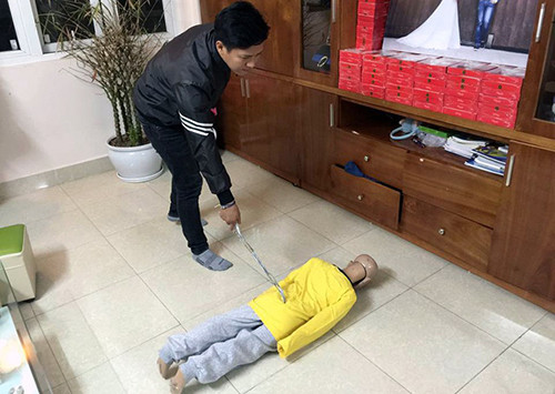 Nỗi sợ ám ảnh bé 10 tuổi sau nhiều tháng bị bố, mẹ kế bạo hành ảnh 1