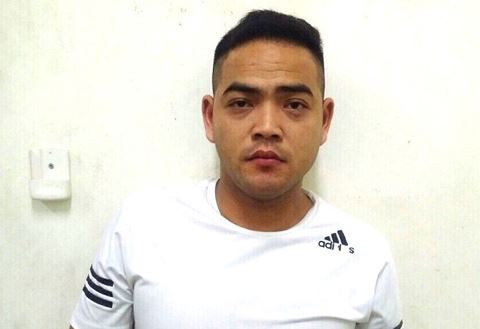 Bắt khẩn cấp lái xe taxi hất nhân viên bảo vệ lên nắp capo ảnh 1