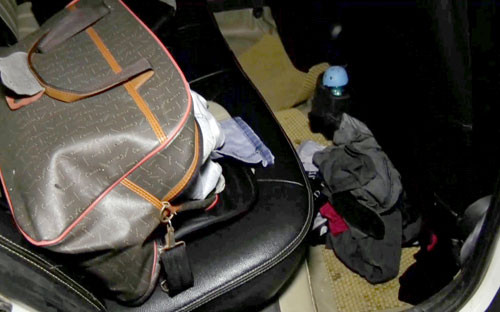 Tài xế taxi dũng cảm đạp văng kẻ kề dao vào cổ mình ra khỏi xe ảnh 1