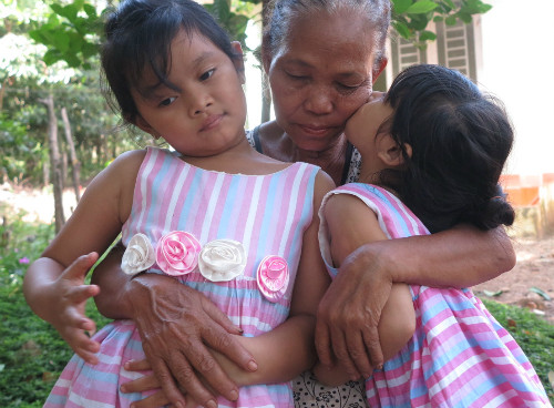 Hai năm được trả về, cặp bé gái bị trao nhầm vẫn không nhận mẹ đẻ ảnh 2