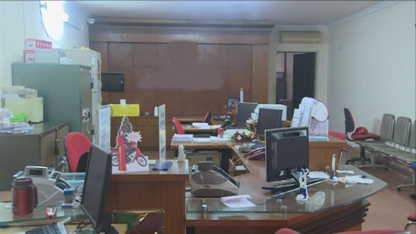 Hình ảnh kẻ mang bom giả vào cướp hơn 1 tỷ đồng ở ngân hàng ảnh 1