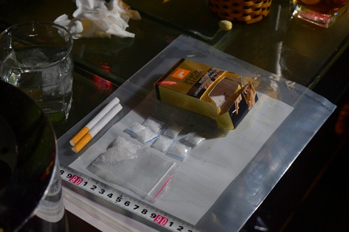 Bên trong quán bar dân chơi 'say' ma túy, xem vũ nữ múa cột ảnh 1