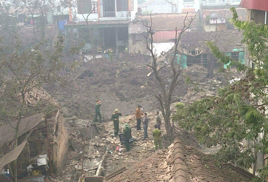 Rùng mình hố sâu 3m, đường kính 50m ở tâm vụ nổ tại Bắc Ninh ảnh 1