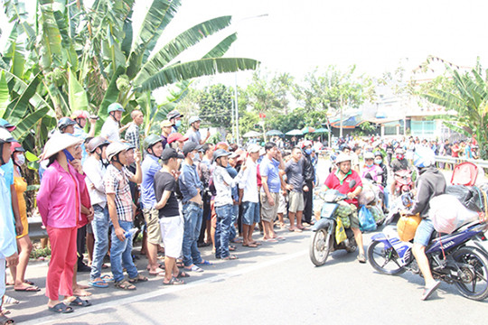 Nhiều giờ giải cứu thanh niên nghi ngáo đá cố thủ trên mái nhà ảnh 2