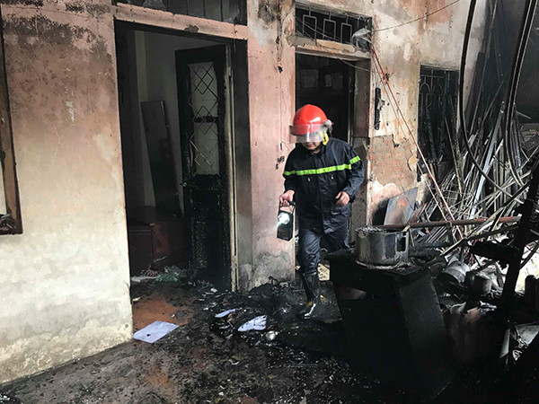 Lửa thiêu rụi dãy ki ốt sáng mùng 2 Tết ảnh 2