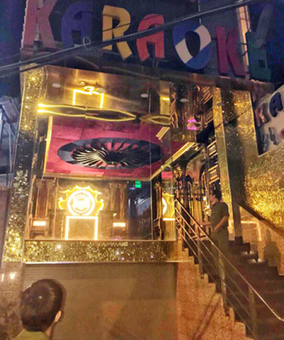 Nhà hàng karaoke ở TP HCM khoá cửa ngăn cảnh sát kiểm tra ảnh 1