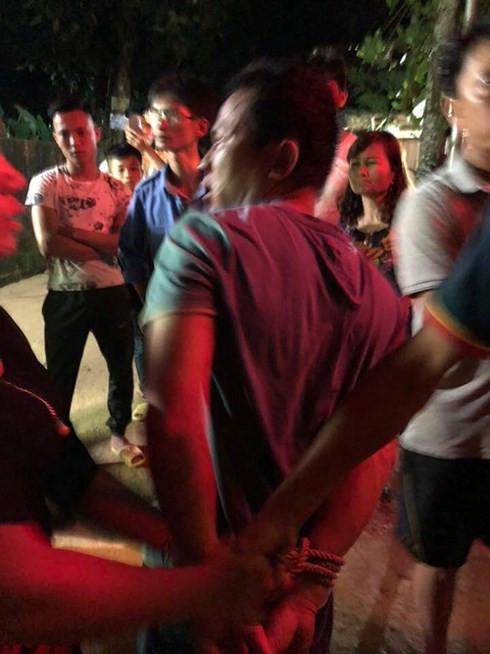 Vợ kéo theo người mang súng tới giúp chồng 'thị uy' ảnh 1