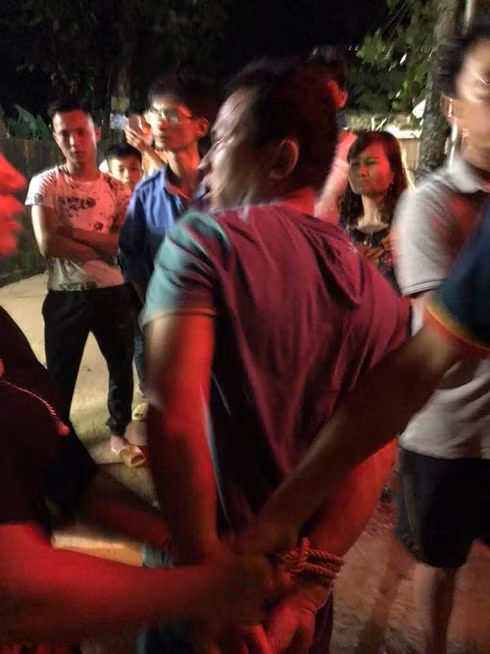 Vợ kéo theo người mang súng tới giúp chồng 'thị uy' ảnh 1