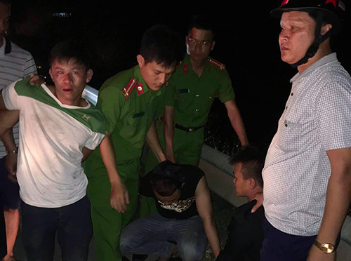 Băng cướp lao từ lùm cây ra quốc lộ, dí kiếm vào tài xế ảnh 2