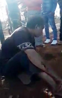 Dân vây đánh người đàn ông vì nghi bắt cóc trẻ em ảnh 1