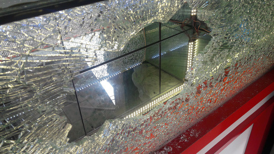 Cận cảnh đối tượng cầm búa đập kính, cướp vàng trong 3 giây ảnh 2