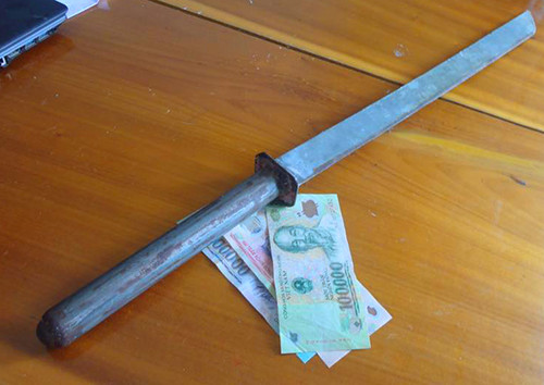 Băng cướp lao từ lùm cây ra quốc lộ, dí kiếm vào tài xế ảnh 1