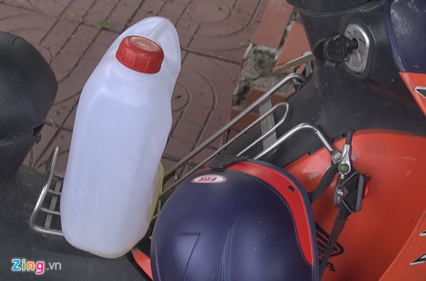 Nam thanh niên mua 5 lít xăng tưới lên người rồi châm lửa ảnh 1