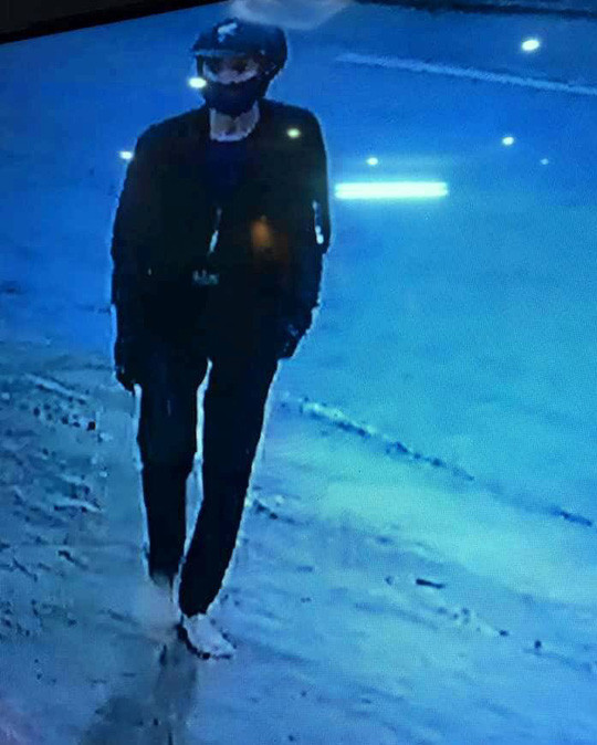 Cận cảnh đối tượng cầm búa đập kính, cướp vàng trong 3 giây ảnh 3