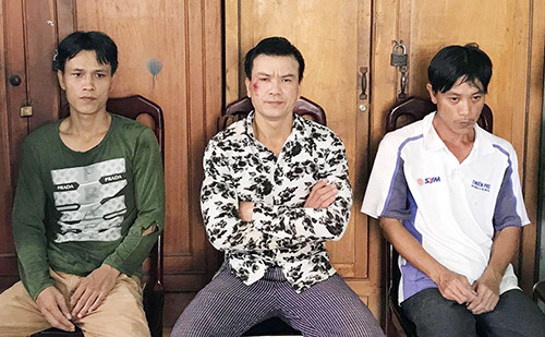 Người dân tay không chống trả nhóm thanh niên mang súng đi bảo kê ảnh 1