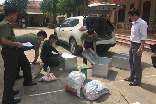 Bắt người đàn ông chở gần 100kg bom đạn trên quốc lộ ảnh 1