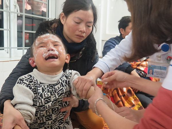 Nổ bình gas tại trường tiểu học, bảy học sinh bỏng nặng ảnh 1