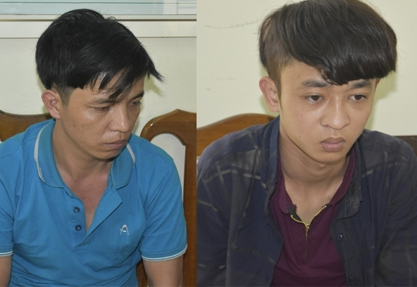 Cảnh sát phá kính ôtô bắt giữ hai kẻ vận chuyển 4 bánh heroin ảnh 1