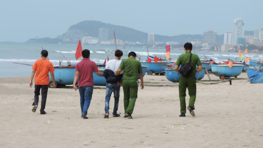 Thiếu niên 15 tuổi dùng súng bắn bi cướp ngân hàng ảnh 1