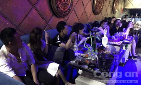 Hơn 70 thanh niên 'thác loạn' trong quán bar ảnh 1