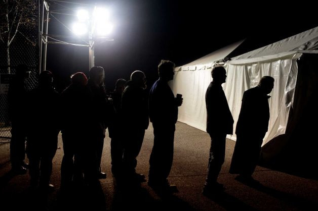 Cử tri New York tại một điểm bỏ phiếu bị mất điện