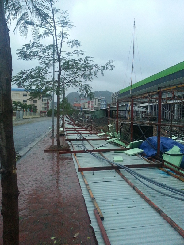 Hàng trăm mét rào tôn tại công trường siêu thị Big C Hạ long bị đổ