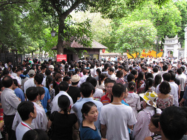 Hàng ngàn sĩ tử và người thân đổ về Văn Miếu Quốc Tử Giám sáng nay, 2 - 7. Ảnh Trường Phong