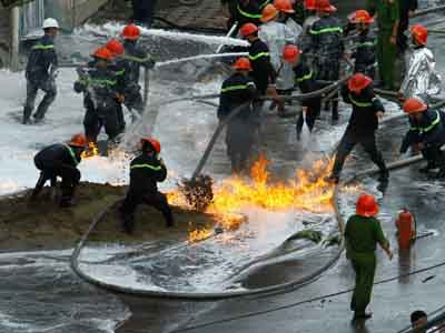 Lực lượng lính cứu hỏa quần thảo trong lửa khói. Ảnh: Hoàng Anh