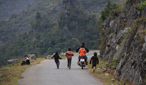 ...và trèo lên xe, rồi thả dốc. Đằng trước mặt là khúc quanh nguy hiểm. Phía dưới là vực sâu toàn đá hộc. Ảnh: Trường Phong