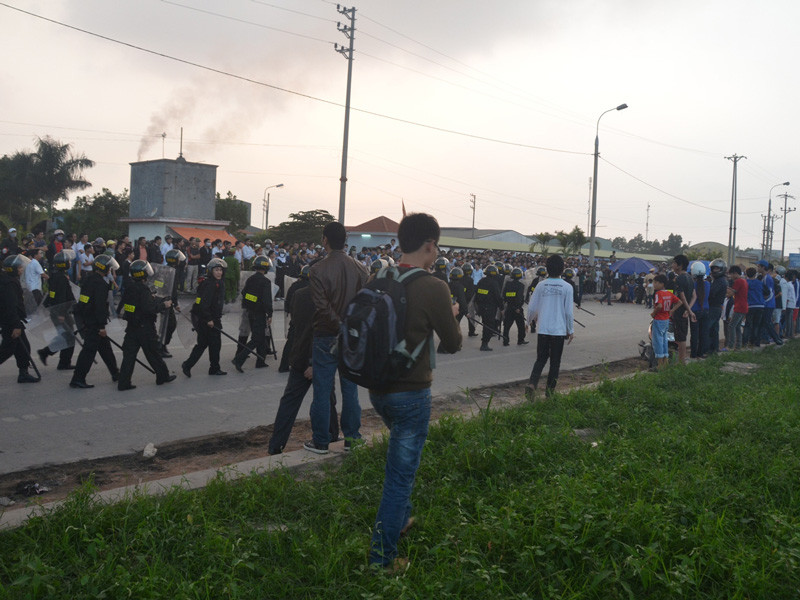 Ảnh người dân gây rối ách tắc quốc lộ 18 ngày 21/12/2012