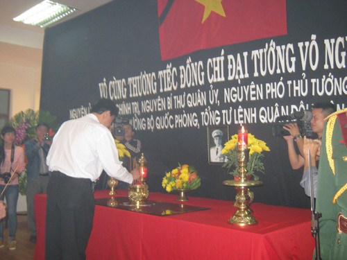 Chủ tịch UBND tỉnh Đắk Lắk thắp hương viếng Bác