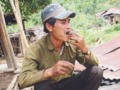 Đàn ông Nước Ka ăn trầu mọi nơi mọi lúc
