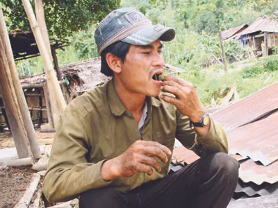 Đàn ông Nước Ka ăn trầu mọi nơi mọi lúc