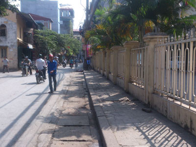 Vỉa hè dọc đường Nguyễn Trãi và phố Hạ Đình cũng đã thông thoáng sau khi Công an ra quân