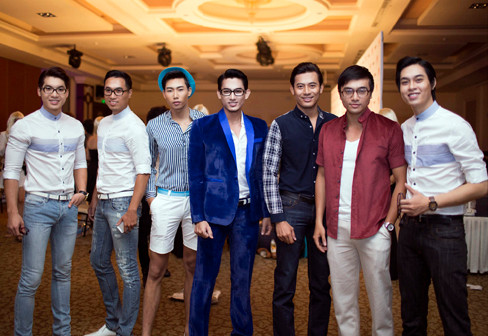 Rất nhiều đồng nghiệp nam đã tới tham gia trình diễn các thiết kế của Trung Cương