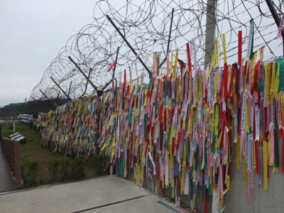 Những lời nguyện cầu hòa bình, thống nhất, của người dân Hàn Quốc và du khách trên thế giới được treo dọc theo bờ tường chăng dây thép gai tại khu DMZ