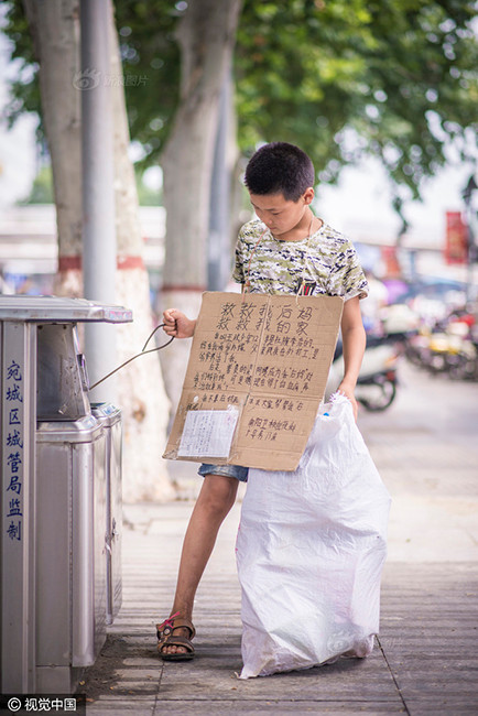 Bé trai 12 tuổi nhặt phế liệu góp tiền chữa ung thư cho mẹ kế ảnh 1