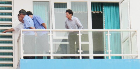 Cơ quan điều tra xem xét hiện trường vụ cướp của giết người man rợ.