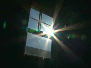 Người mẹ trẻ 17 tuổi sau khi sinh đã ném con ra khỏi cửa sổ