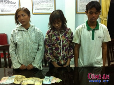 Vợ chồng Hải - Thu cùng chị gái và tang vật tại Công an phường Quang Trung