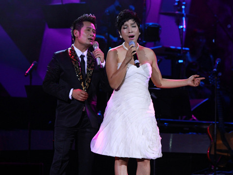 Đôi tình nhân một thời Bằng Kiều - Mỹ Linh cũng xuất hiện trên sân khấu trong những ca khúc gắn liền với tên tuổi một thời của họ