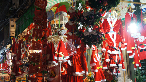 Mặc dù mặt hàng Noel năm nay nhiều chủng loại và mẫu mã lớn, nhưng đến thời điểm hiện tại, các điểm bán mặt hàng trang trí và quà tặng Noel vẫn trầm lắng, lượng khách ra vào rất ít 