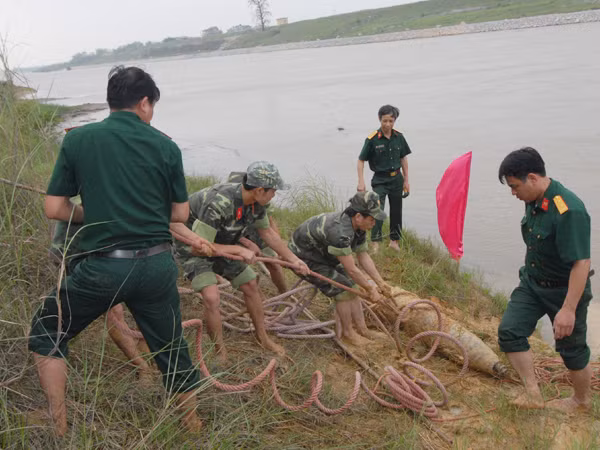 Rà phế liệu... được bom