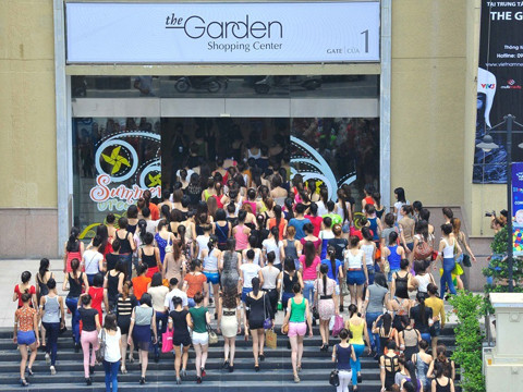 Hàng trăm cô gái từ nhiều nơi đã đổ về dự tuyển VN's Next Top Model 2012