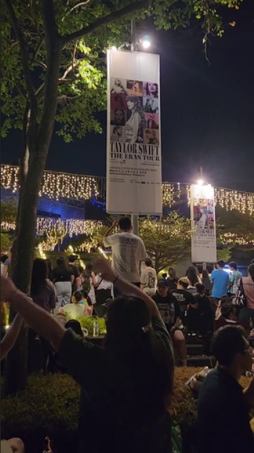 Các fan ở bên ngoài sân vận động nơi Taylor Swift biểu diễn. Ảnh: Stomp. Các fan ở bên ngoài sân vận động nơi Taylor Swift biểu diễn. Ảnh: Stomp.