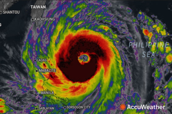 Bão Kong-rey trông rất giống một chiếc bánh vòng. Ảnh: AccuWeather.