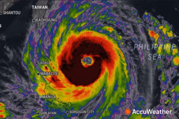 Bão Kong-rey trông rất giống một chiếc bánh vòng. Ảnh: AccuWeather.