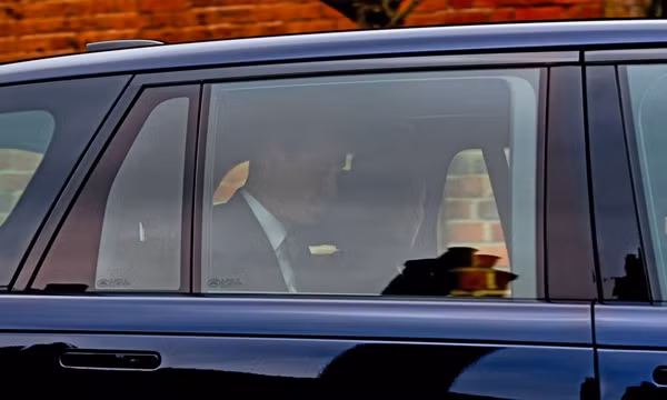 Hoàng tử William và Công nương Kate cùng ở trên ô tô rời Lâu đài Windsor vào chiều qua, 11/3 (giờ Anh). Ảnh: GoffPhotos.com.