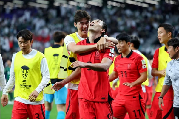 ĐT Hàn Quốc lội ngược dòng thành công khi ĐT Ả Rập Xê Út tưởng đã bước một chân vào Tứ kết. Ảnh: The Athletic. ĐT Hàn Quốc lội ngược dòng thành công khi ĐT Ả Rập Xê Út tưởng đã bước một chân vào Tứ kết. Ảnh: The Athletic.